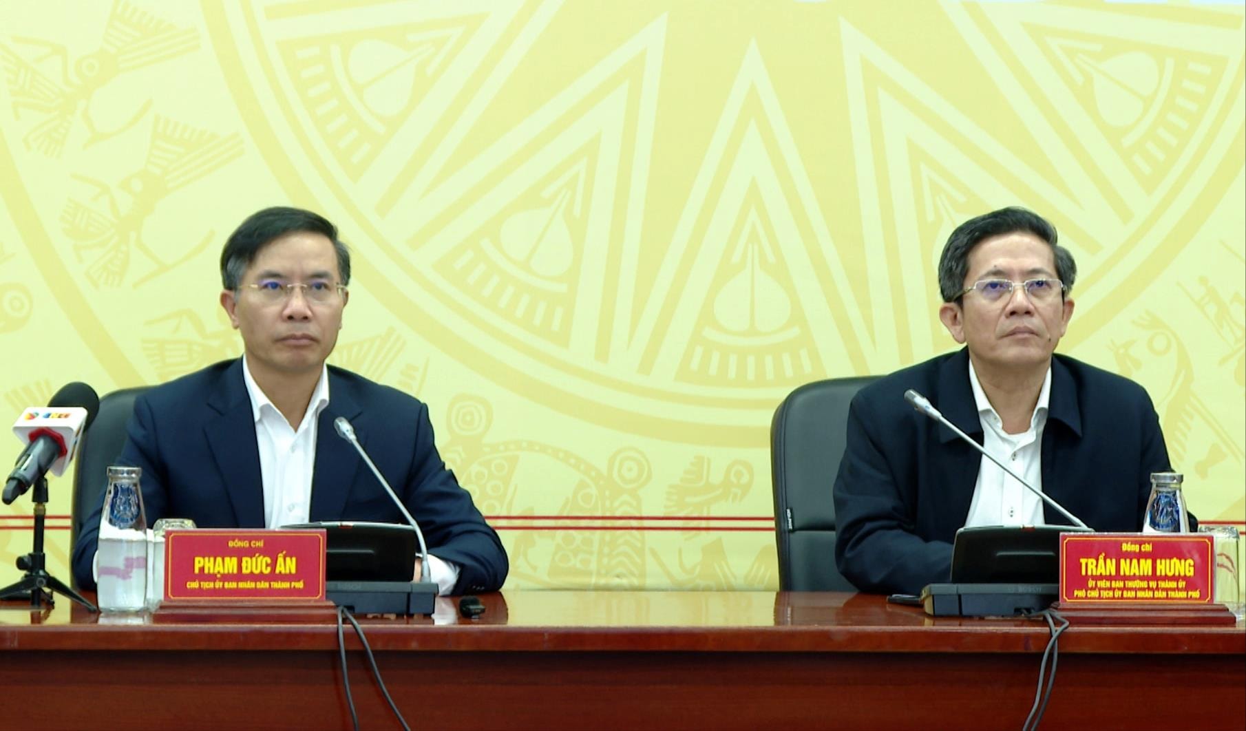 Chủ tịch UBND thành phố Phạm Đức Ấn (bên trái) và Phó Chủ tịch UBND thành phố Trần Nam Hưng chủ trì cuộc họp. Ảnh: ĐÌNH HIỀN