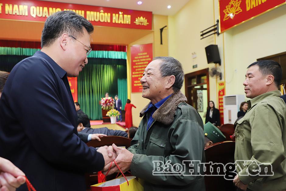 Đồng ch&iacute; Nguyễn Hữu Nghĩa, Ủy vi&ecirc;n Ban Chấp h&agrave;nh Trung ương Đảng, B&iacute; thư Tỉnh ủy trao qu&agrave; tặng người c&oacute; c&ocirc;ng x&atilde; Hồng Quang.