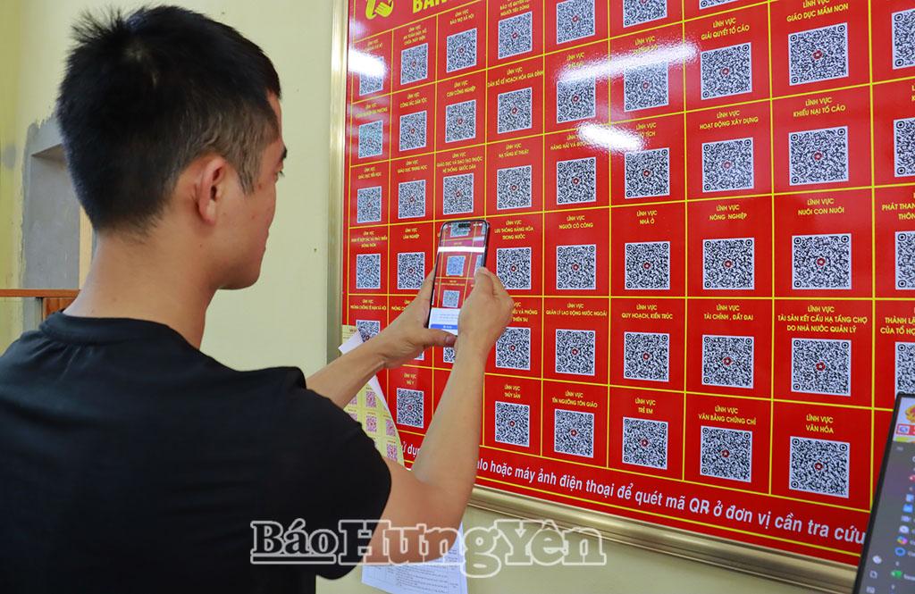 Người d&acirc;n x&atilde; Nam Ti&ecirc;n Hưng qu&eacute;t m&atilde; QR để tra cứu thủ tục h&agrave;nh ch&iacute;nh.