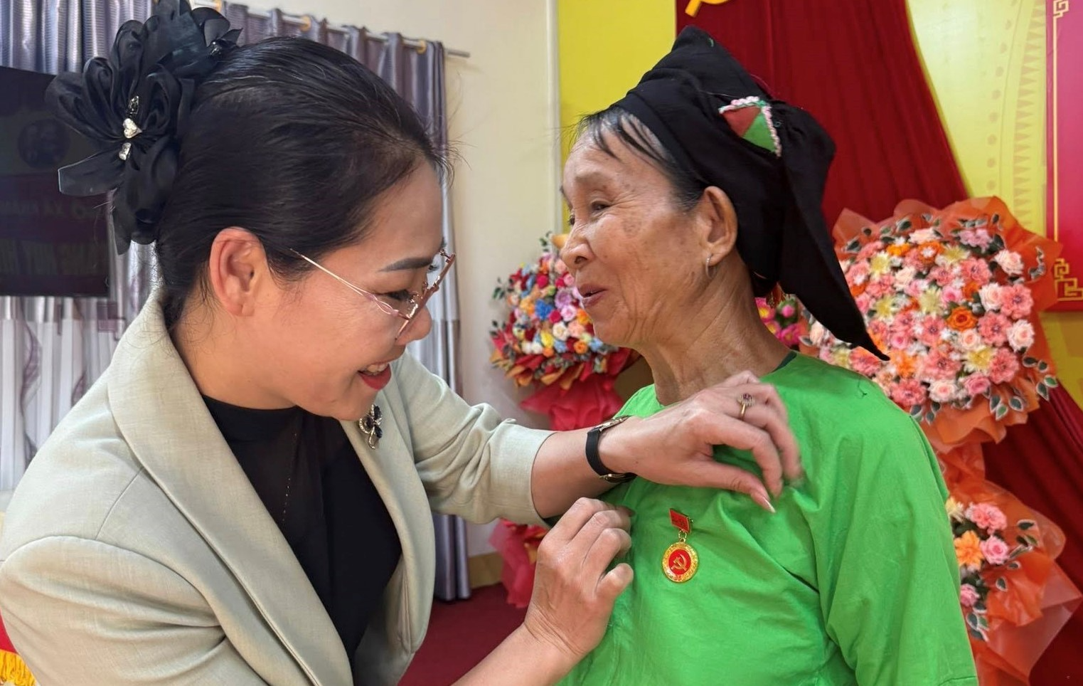 Đồng chí Nông Thu Hà - Bí thư Đảng ủy, Chủ tịch HĐND xã trao tặng Huy hiệu 55 năm tuổi Đảng cho đồng chí Nguyễn Thị Roạn,Chi bộ thôn Làng Đung. khanh-hoa-5-7398.png