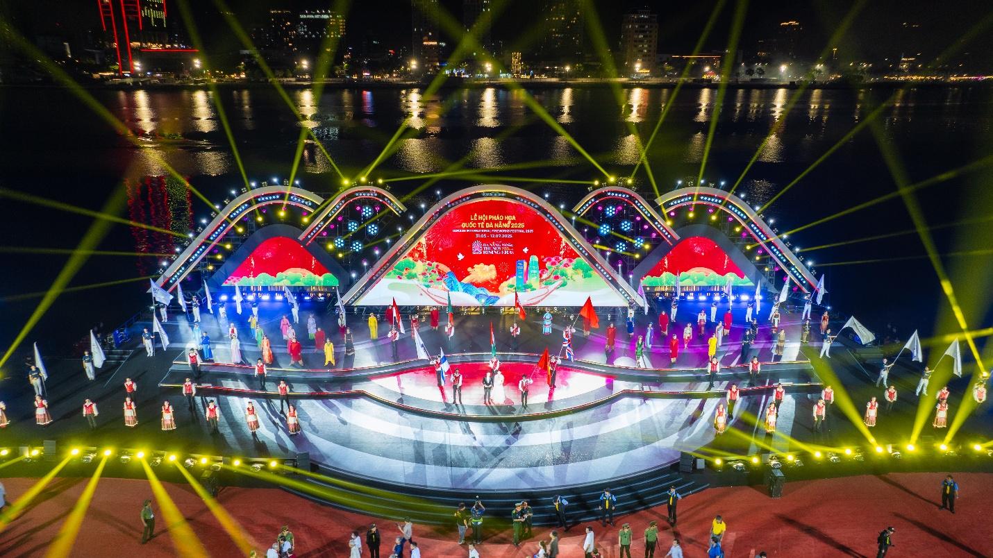 Trận địa ph&aacute;o hoa lớn chưa từng c&oacute; ở H&agrave; Nội mừng th&agrave;nh c&ocirc;ng Đại hội Đảng XIV - Ảnh 4.