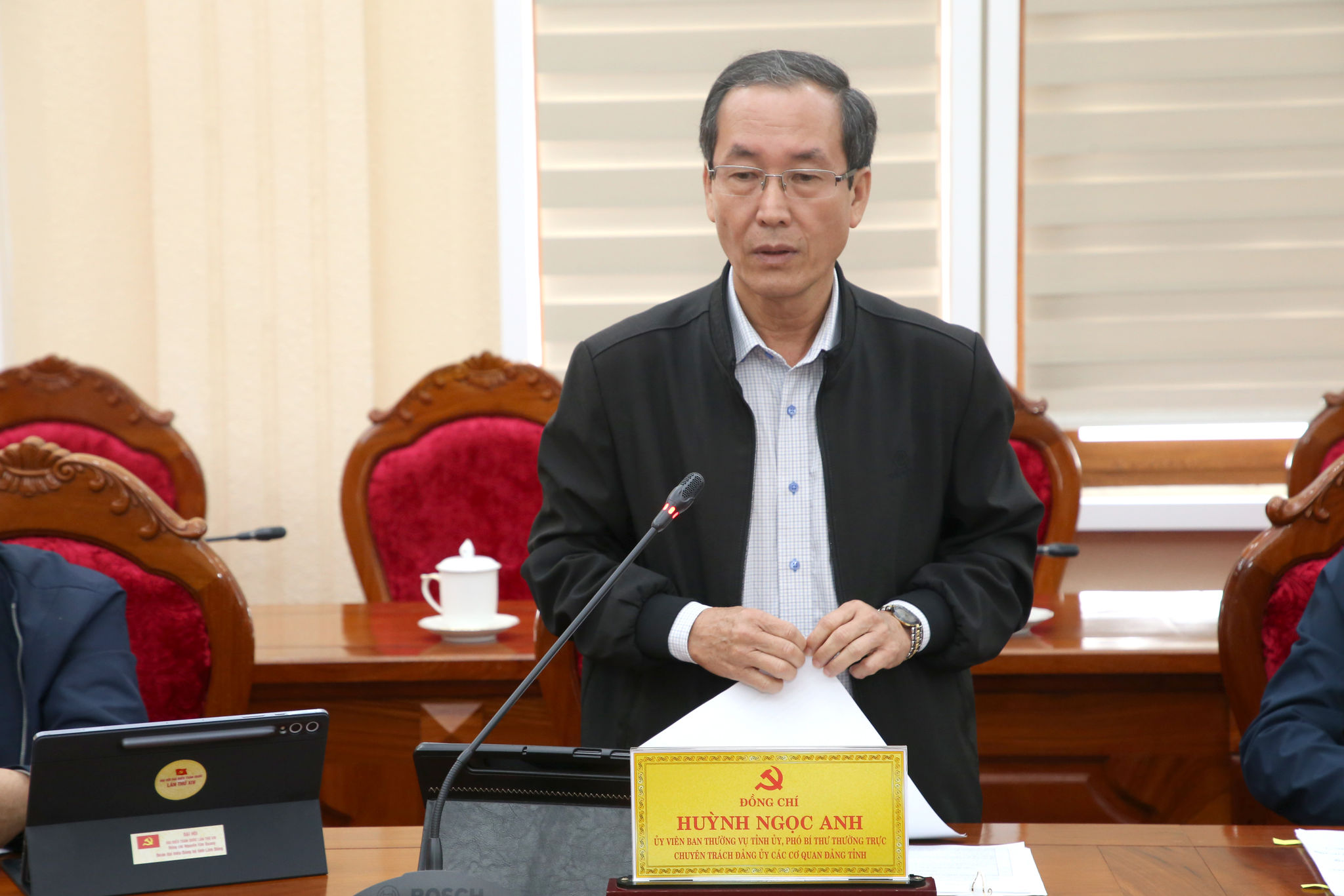 Đồng chí Huỳnh Ngọc Anh, Phó Bí thư Thường trực chuyên trách Đảng ủy Các cơ quan Đảng tỉnh báo cáo tại hội nghị