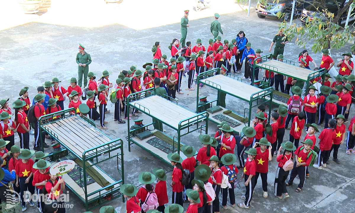 C&aacute;c &ldquo;chiến sĩ nh&iacute;&rdquo; thực h&agrave;nh gấp nội vụ - b&agrave;i học đầu ti&ecirc;n về t&iacute;nh kỷ luật trong m&ocirc;i trường qu&acirc;n đội. Ảnh Ngọc Thảo