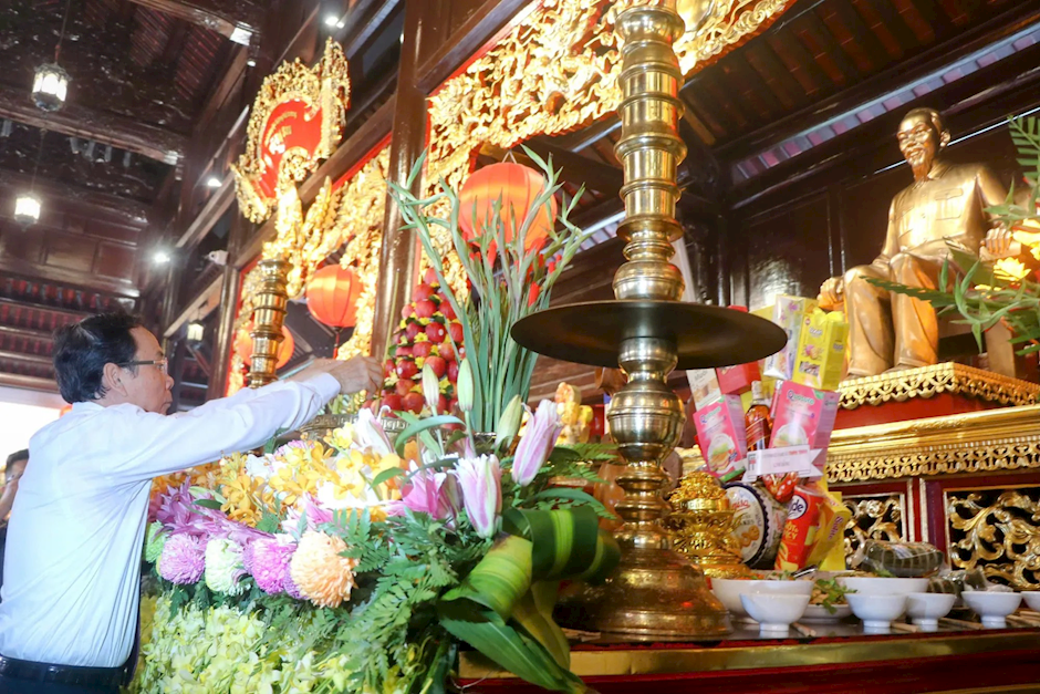 Bí thư Thành ủy TPHCM Nguyễn Văn Nên dâng hương Chủ tịch Hồ Chí Minh