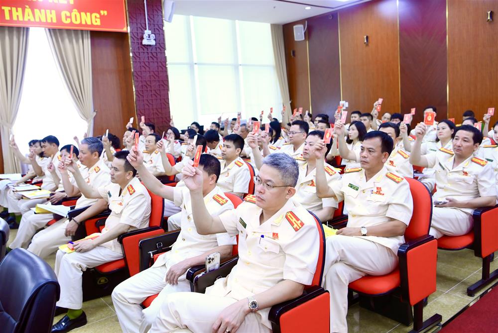 Các đảng viên biểu quyết tại Đại hội.