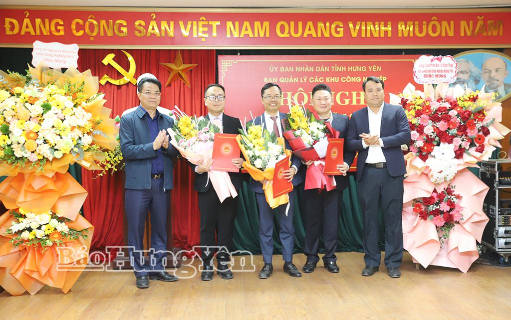 Đồng ch&iacute; Ph&oacute; Chủ tịch UBND tỉnh L&ecirc; Quang H&ograve;a trao quyết định chấp thuận chủ trương đầu tư cho c&aacute;c doanh nghiệp đầu tư hạ tầng KCN.