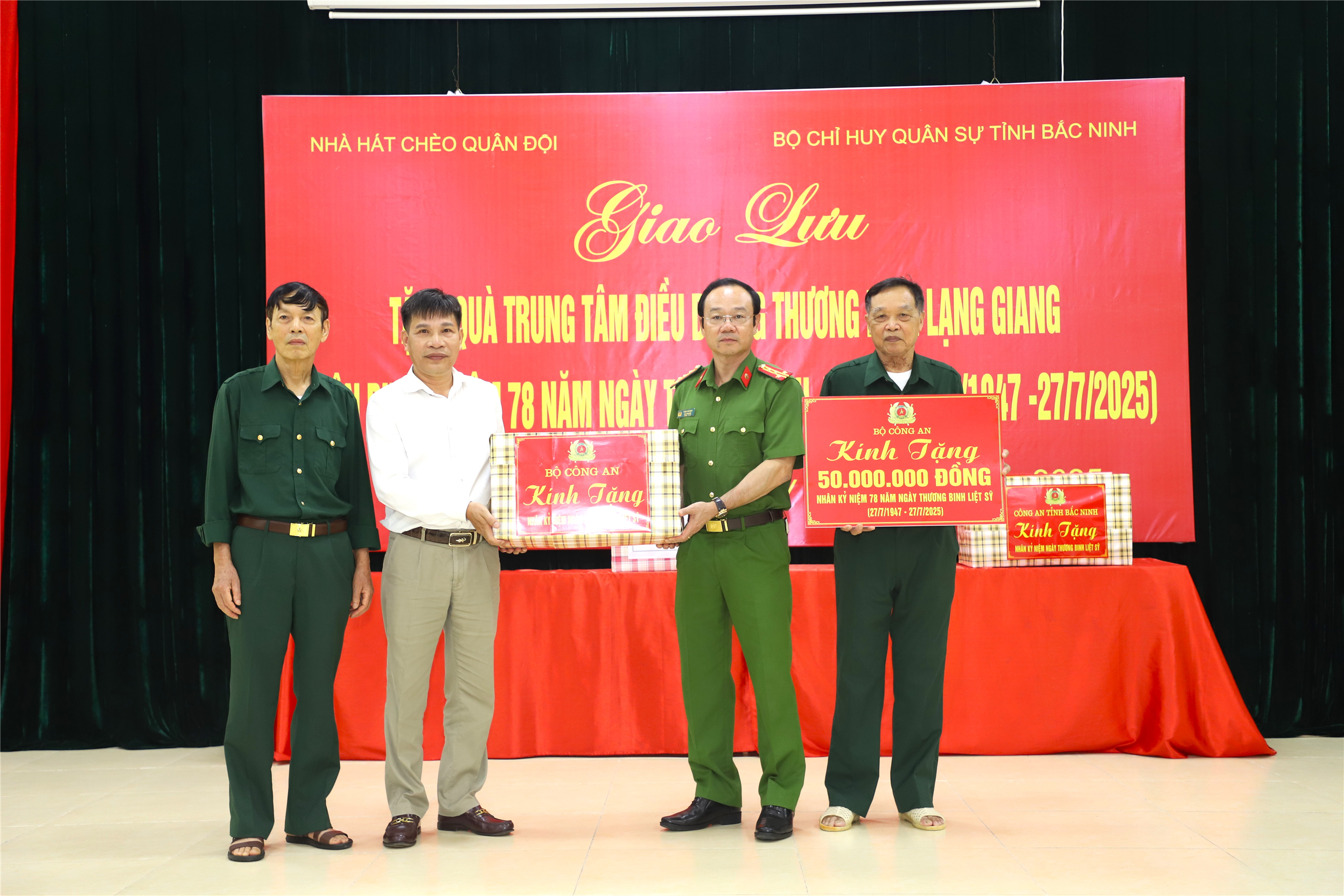 Thừa ủy quyền, Đại tá Thân Văn Duy, Phó Giám đốc Công an tỉnh trao quà của Bộ Công an và Công an tỉnh tặng các thương, bệnh binh tại Trung tâm.