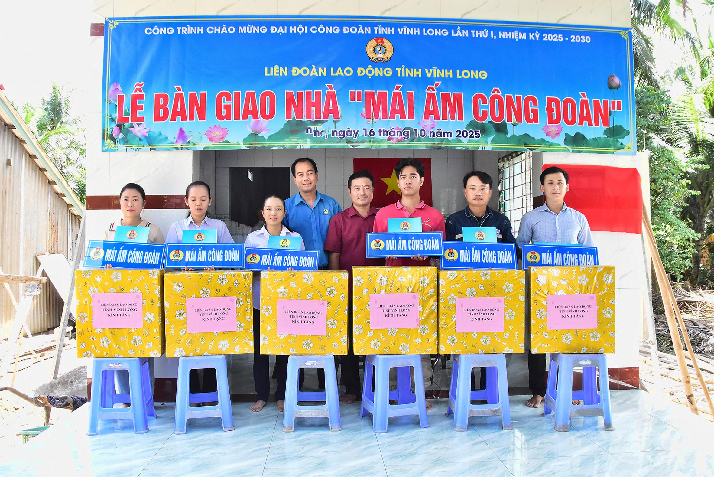 Đại diện Li&ecirc;n đo&agrave;n Lao động tỉnh trao biểu trưng tặng nh&agrave; &ldquo;M&aacute;i ấm c&ocirc;ng đo&agrave;n&rdquo; v&agrave; qu&agrave; cho đo&agrave;n vi&ecirc;n, người lao động.    Ảnh:  MỸ NH&Acirc;N    