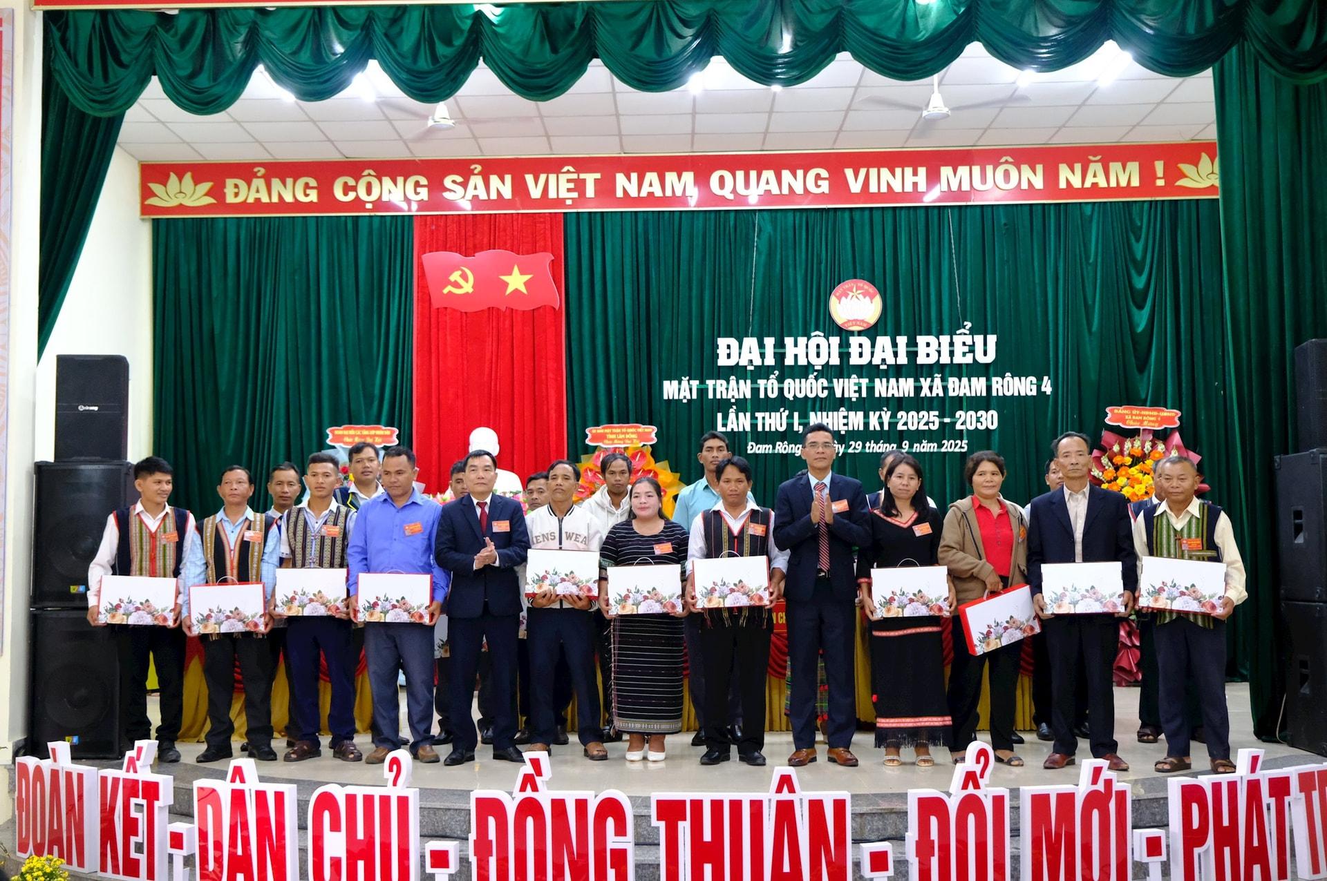 Chia tay các đồng chí không tham gia Ủy ban MTTQ Việt Nam xã khóa I