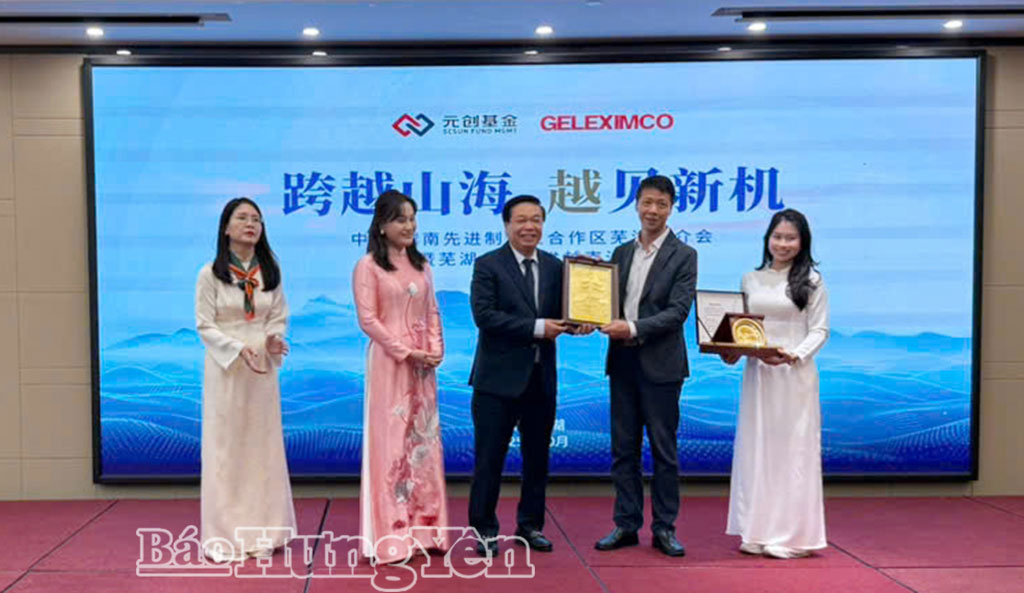 Đồng chí Nguyễn Quang Hưng, Ủy viên Ban Thường vụ, Chủ nhiệm Ủy ban Kiểm tra Tỉnh ủy, Trưởng đoàn công tác tặng quà lưu niệm và giới thiệu nét văn hóa đặc sắc của Hưng Yên với lãnh đạo Sở Ngoại vụ thành phố Vu Hồ (tỉnh An Huy, Trung Quốc).