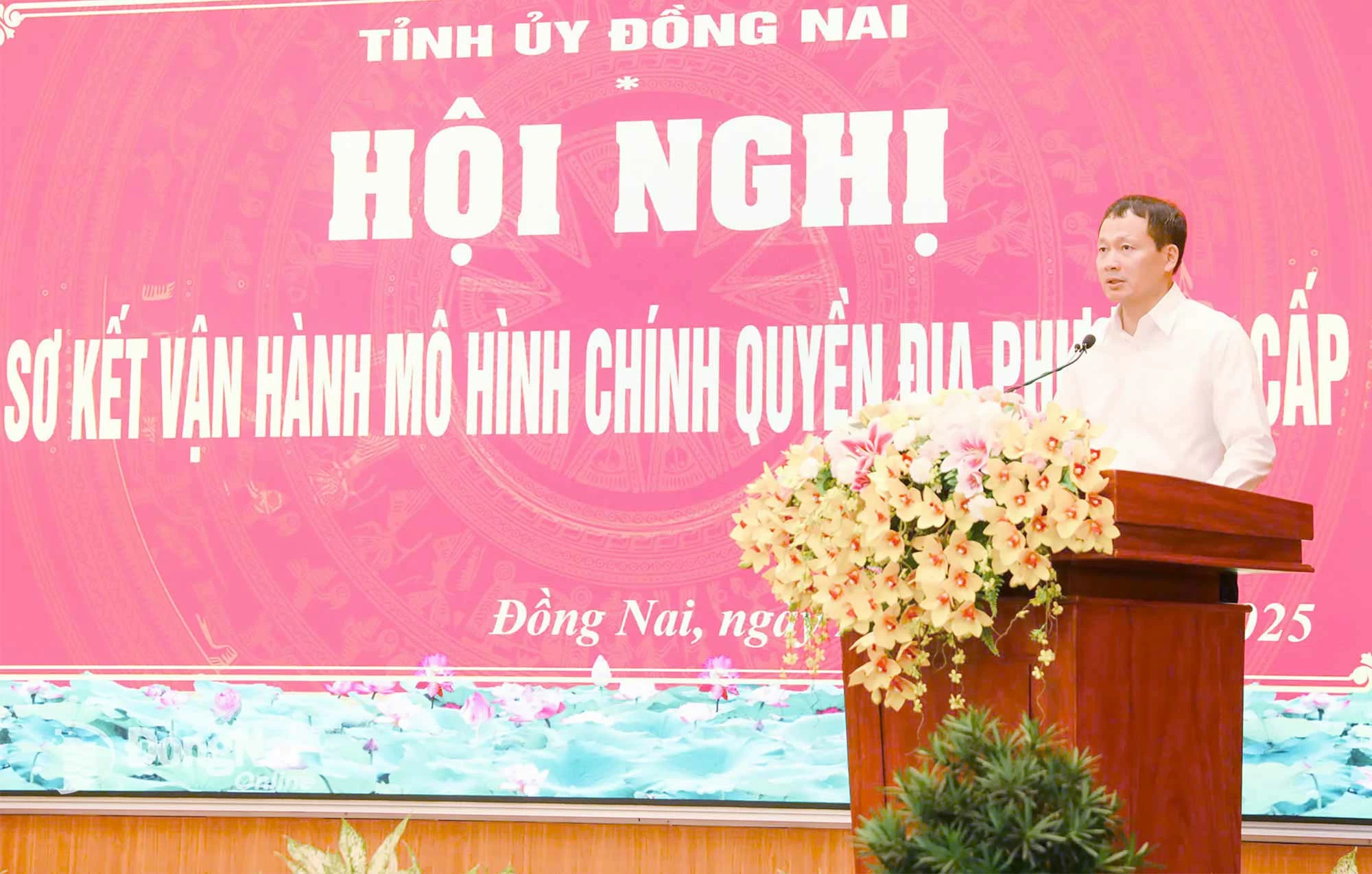 Đồng chí Vũ Hồng Văn, Bí thư Tỉnh ủy, Trưởng đoàn Đại biểu quốc hội tỉnh Đồng Nai phát biểu khai mạc hội nghị. Ảnh: Huy Anh