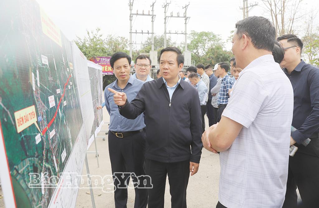 Đồng chí Chủ tịch UBND tỉnh Phạm Quang Ngọc kiểm tra Dự án đường Đông - Tây I (đoạn từ ĐT.378 đến ĐT.382B).