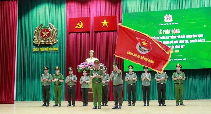 Lãnh đạo Công an TPHCM trao cờ lệnh phát động phong trào và giao nhiệm vụ cho tuổi trẻ Công an TPHCM