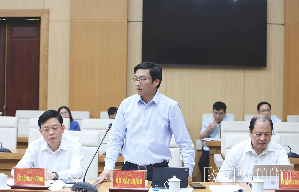 Chủ tịch UBND tỉnh Trần Duy Đông nghe báo cáo tình hình phát triển kinh tế - xã hội và tháo gỡ khó khăn giải phóng mặt bằng các dự án