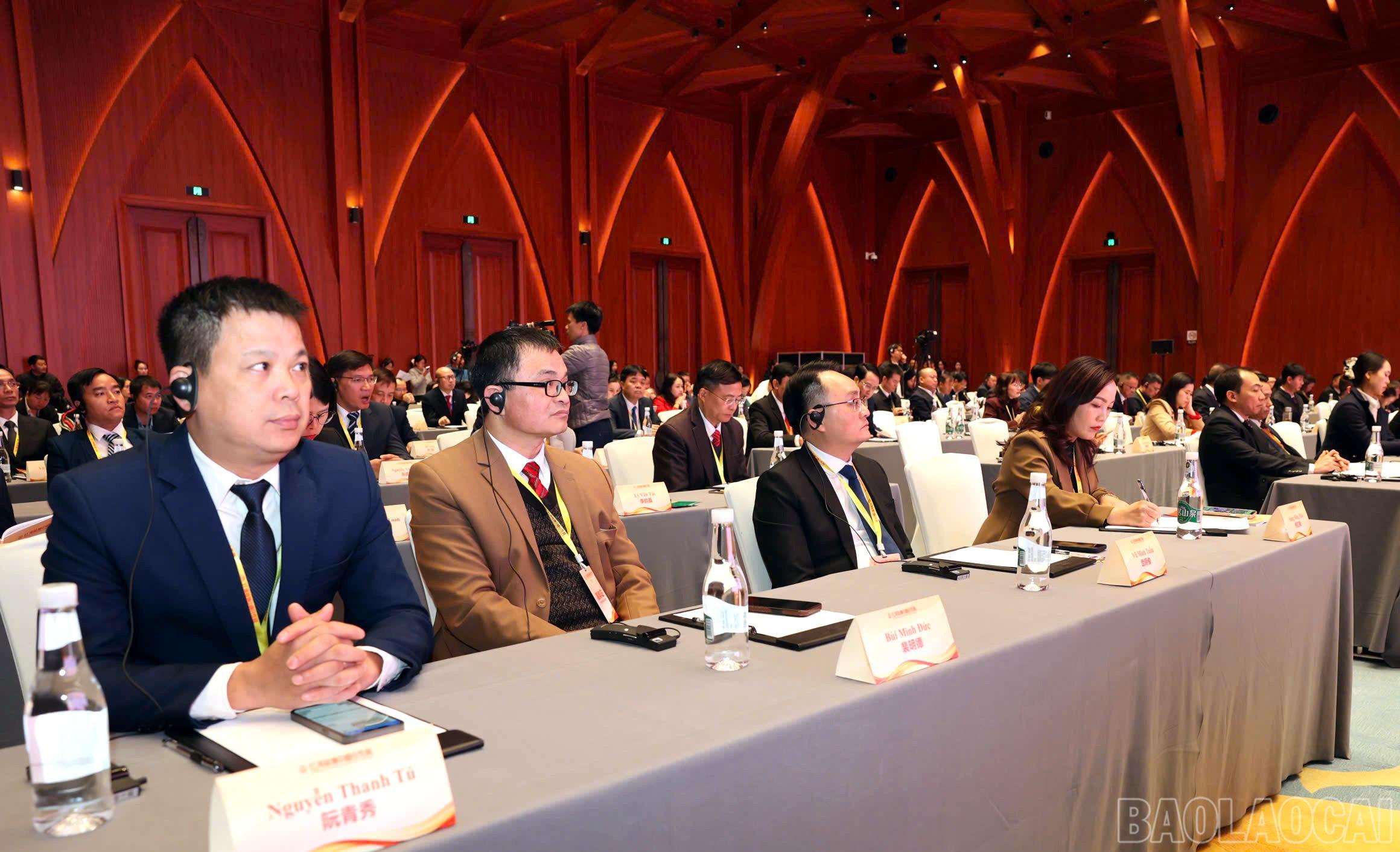 Đoàn đại biểu tỉnh Lào Cai tham dự lễ khai mạc. baolaocai-br_z7247420079645-92653971f63862d09b9c69d8a8f78d92.jpg