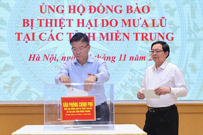 Thủ tướng Phạm Minh Chính cùng lãnh đạo Chính phủ và tập thể VPCP ủng hộ đồng bào vùng thiên tai- Ảnh 5. Thủ tướng Phạm Minh Chính cùng lãnh đạo Chính phủ và tập thể VPCP ủng hộ đồng bào vùng thiên tai- Ảnh 5.