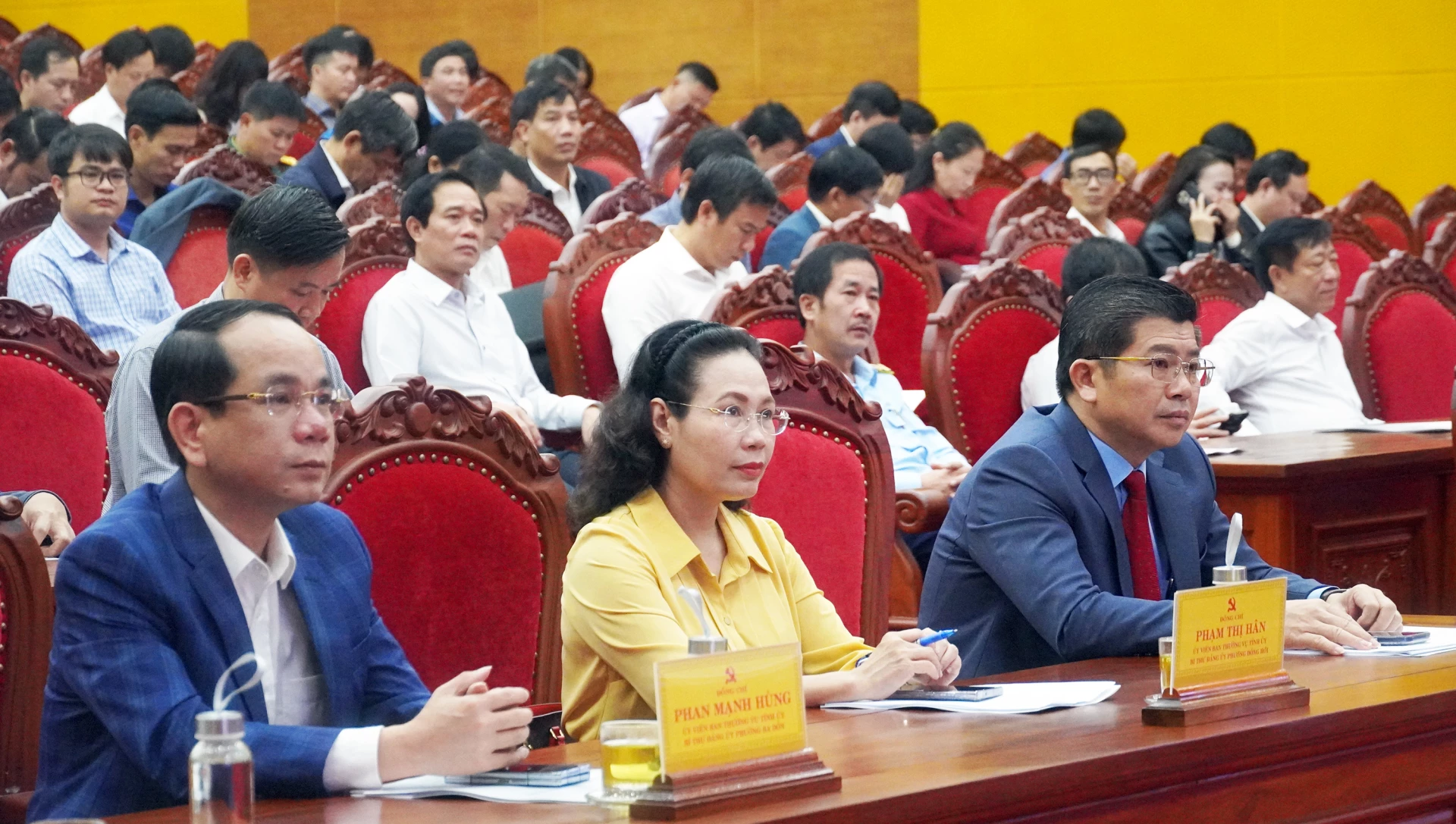 C&aacute;c đồng ch&iacute; l&atilde;nh đạo tỉnh dự hội nghị - Ảnh: N.M