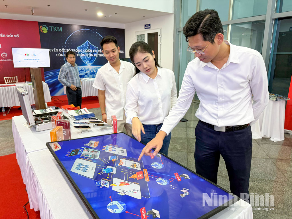 Đại biểu tham quan gian trưng bày công nghệ tại Tuần lễ Số quốc tế Việt Nam 2025 tổ chức tại Ninh Bình.