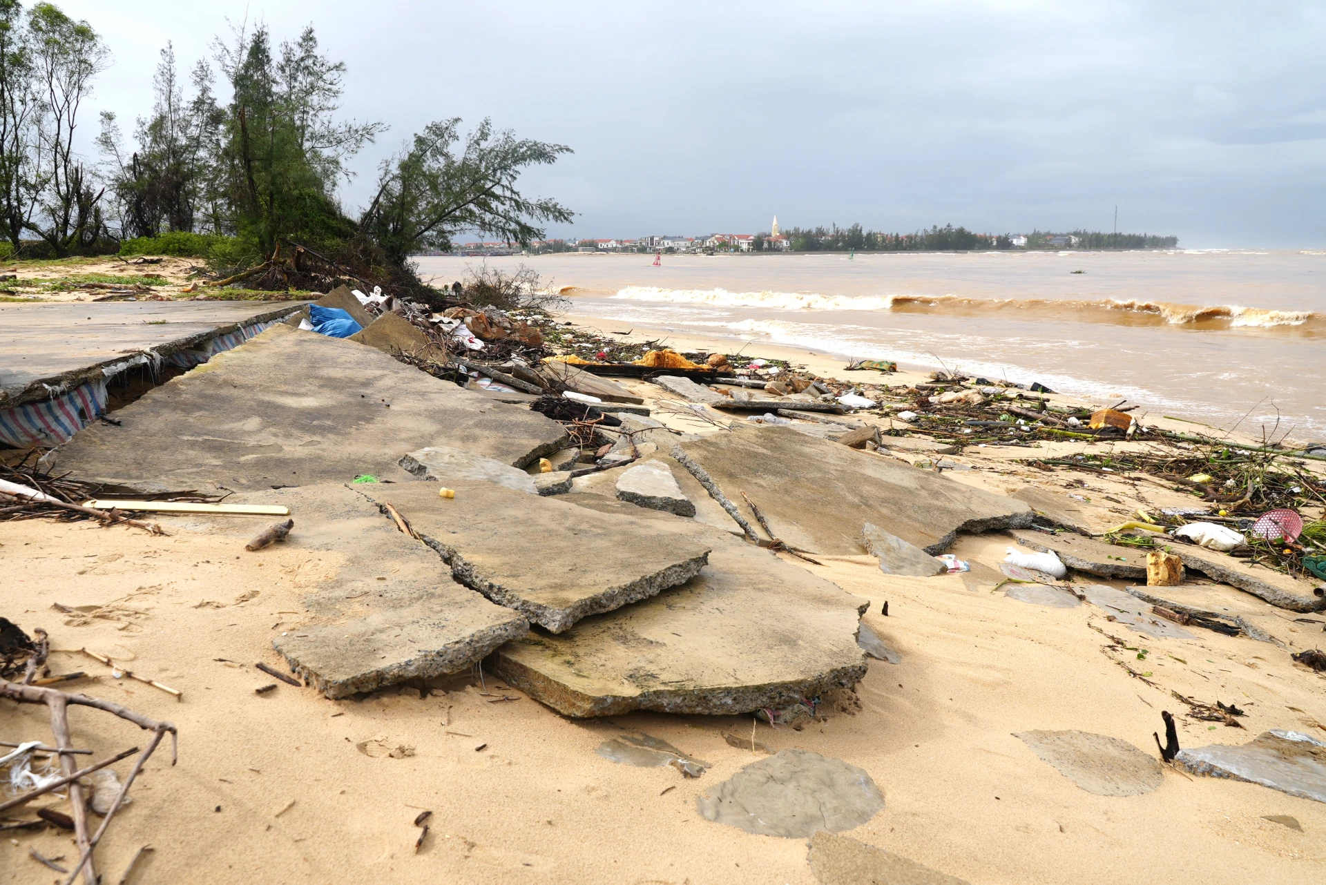 Tình trạng sạt lở tuyến kè có nguy cơ lan rộng nếu không có giải pháp khắc phục, sữa chữa - Ảnh: Trung Đức