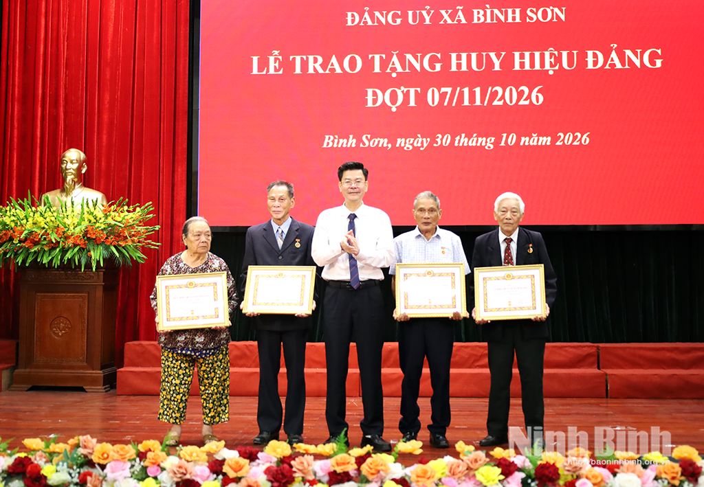 Đồng chí Trần Văn Giang, Tỉnh uỷ viên, Phó Chủ nhiệm Thường trực Uỷ ban Kiểm tra Tỉnh uỷ trao tặng Huy hiệu 60 năm tuổi Đảng cho các đảng viên.