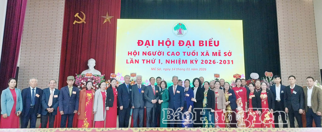 C&aacute;c đại biểu ch&uacute;c mừng Ban Chấp h&agrave;nh Hội NCT x&atilde; Mễ Sở, nhiệm kỳ 2026 - 2031.