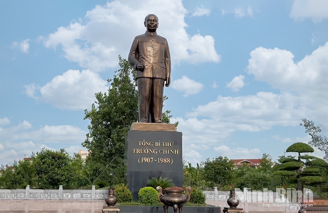 Tượng đài Tổng Bí thư Trường Chinh tại xã Xuân Trường. Ảnh: Viết Dư