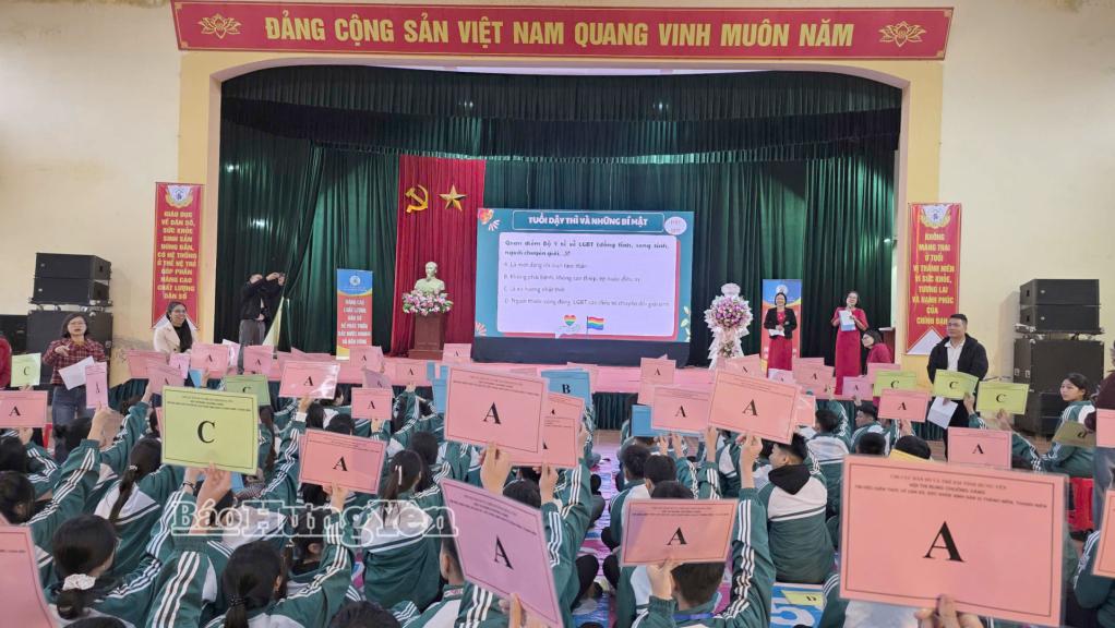 Học sinh Trường THPT Bắc Kiến Xương tham gia Hội thi rung chuông vàng.