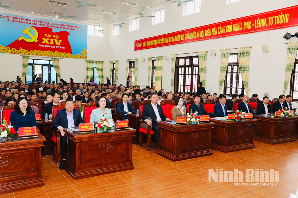 Đồng ch&iacute; Ph&oacute; Chủ tịch Quốc hội Nguyễn Thị Thanh v&agrave; c&aacute;c vị đại biểu Quốc hội tỉnh dự buổi tiếp x&uacute;c cử tri tại x&atilde; Lai Th&agrave;nh.