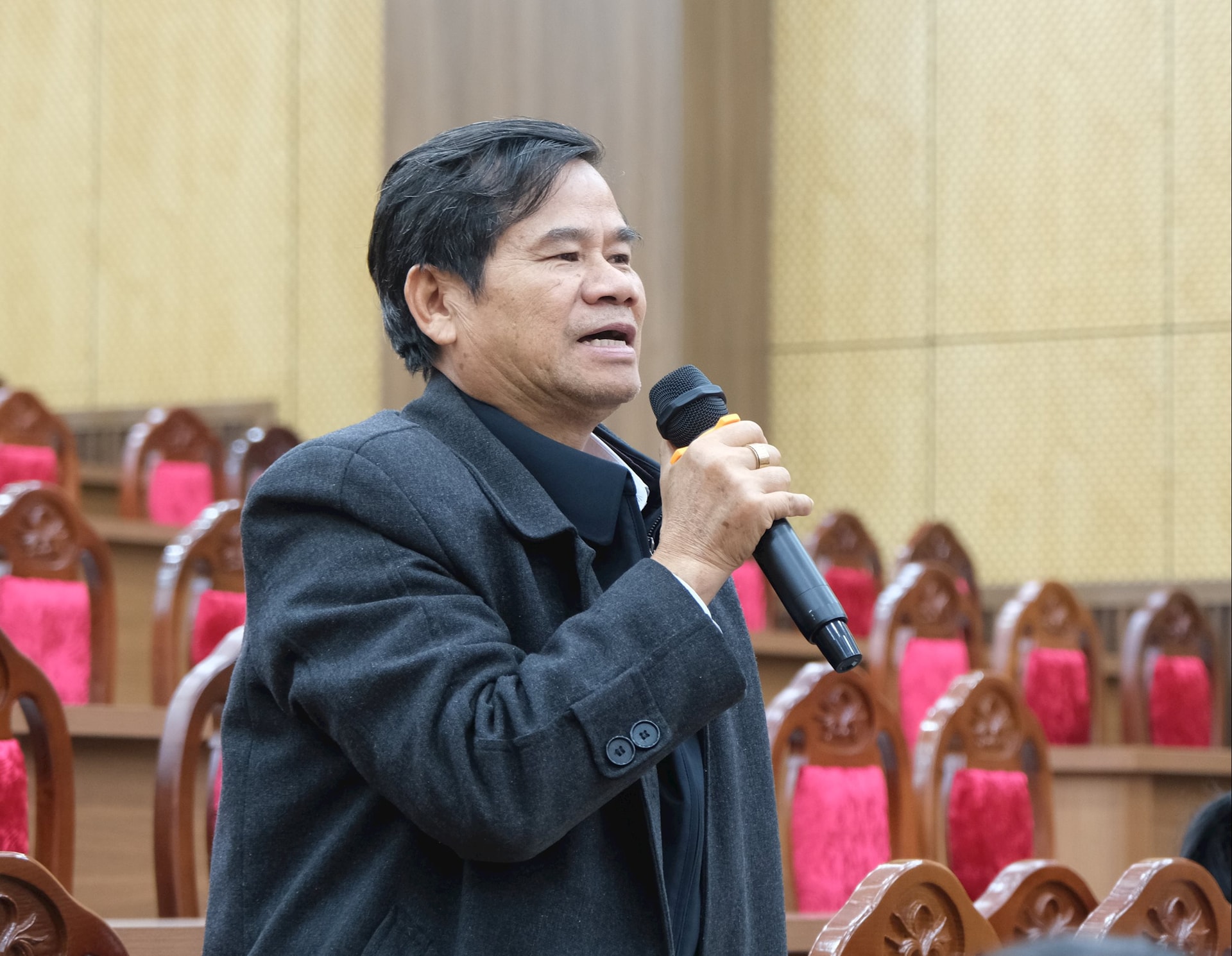 Cại biểu Nguyễn Quang Minh: Chủ tịch Hội Chữ thập đỏ tỉnh; nêu ý kiến, đề xuất tại Hội nghị