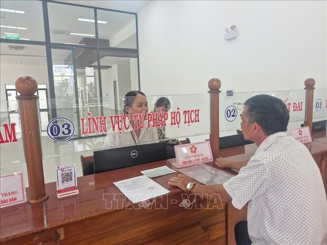 Người d&acirc;n đến nộp hồ sơ trong ng&agrave;y vận h&agrave;nh thử nghiệm ch&iacute;nh quyền hai cấp cấp x&atilde;, phường tại phường Pleiku, Gia Lai. Ảnh: Hồng Điệp/TTXVN