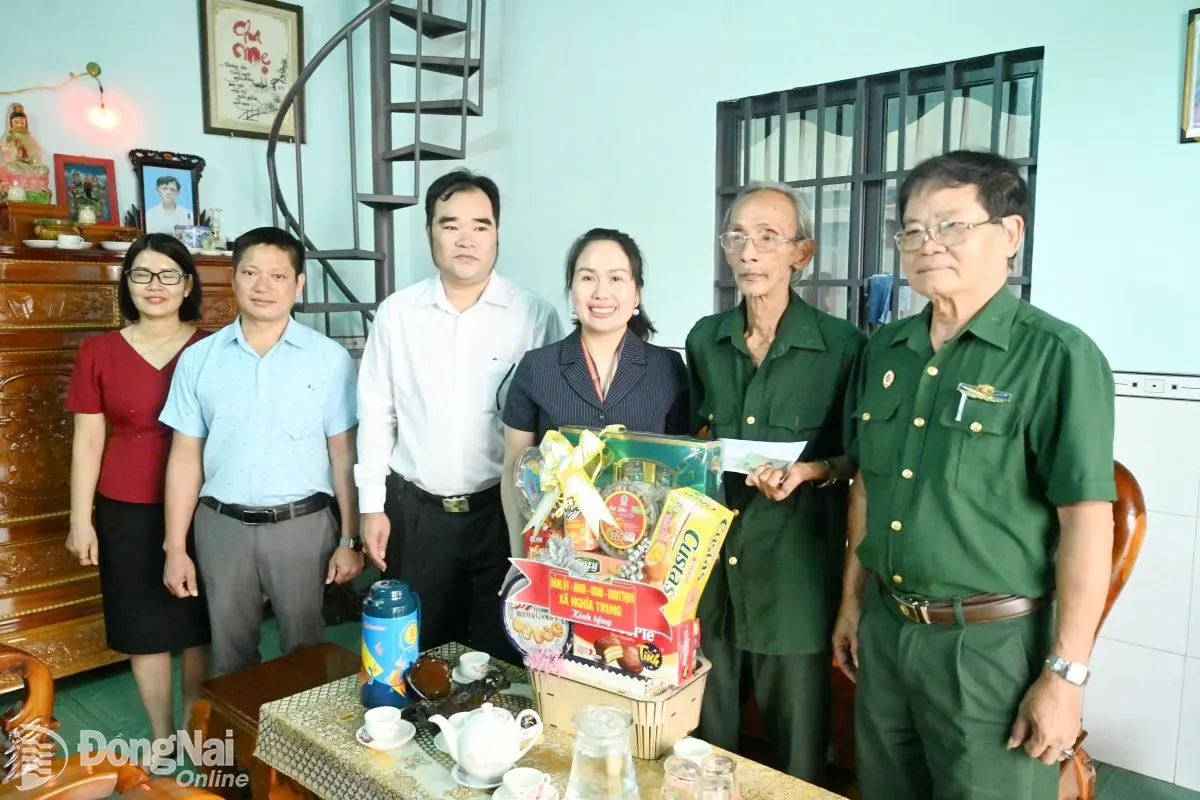 Bí thư Đảng ủy, Chủ tịch HĐND xã Võ Thị Anh Đào thăm hỏi, trao quà cho gia đình chính sách trên địa bàn xã. Ảnh: Công Minh