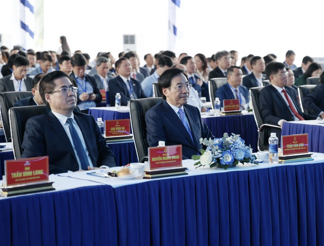 Bộ trưởng, Chủ nhiệm Trần Văn Sơn dự Lễ khởi công Dự án sản xuất ray đường sắt và thép đặc biệt Hòa Phát Dung Quất- Ảnh 1.