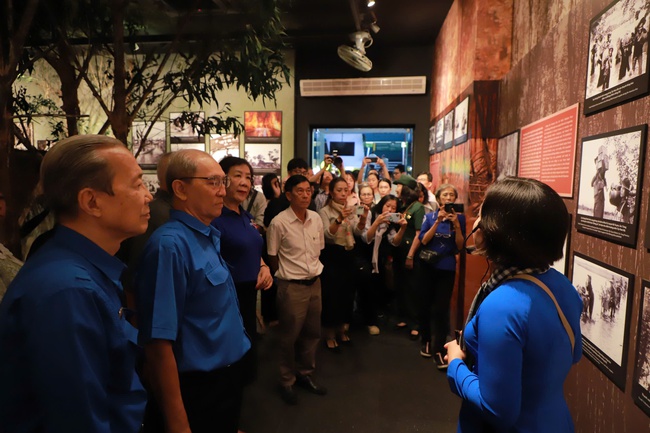 Khai mạc triển l&atilde;m trưng b&agrave;y chuy&ecirc;n đề &ldquo;Thời thanh xu&acirc;n tr&ecirc;n tuyến đường 1C huyền thoại&rdquo; - Ảnh 12.