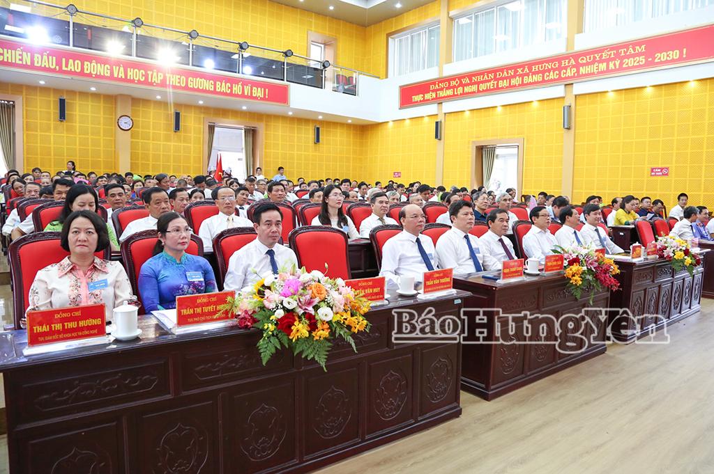 Các đồng chí lãnh đạo tỉnh và đại biểu dự Đại hội.