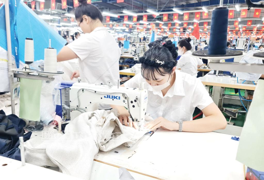 C&ocirc;ng nh&acirc;n X&iacute; nghiệp May Hưng H&agrave; - Tổng C&ocirc;ng ty May 10 (x&atilde; Hưng H&agrave;) tập trung cao độ cho sản xuất đơn h&agrave;ng xuất khẩu đầu năm.