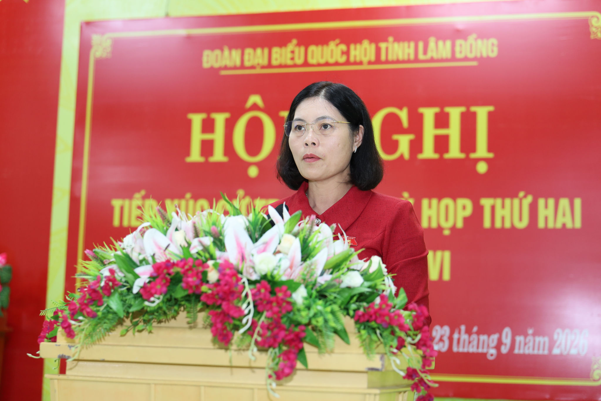ĐBQH Trần Thị Oanh, Phó Chủ tịch Hội Nông dân tỉnh báo cáo nội dung cử tri quan tâm tại buổi tiếp xúc
