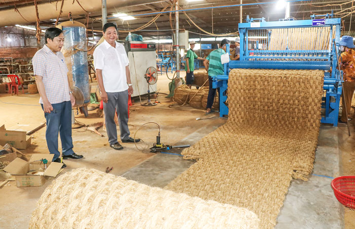 Sản phẩm thảm xơ dừa của C&ocirc;ng ty TNHH MTV Dừa Nhựt Minh, g&oacute;p phần n&acirc;ng cao gi&aacute; trị sản xuất c&ocirc;ng nghiệp ở Nhị Long.    