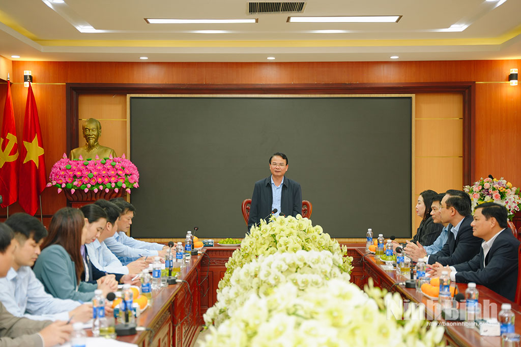 C&aacute;c đại biểu dự buổi l&agrave;m việc tại phường L&ecirc; Hồ.