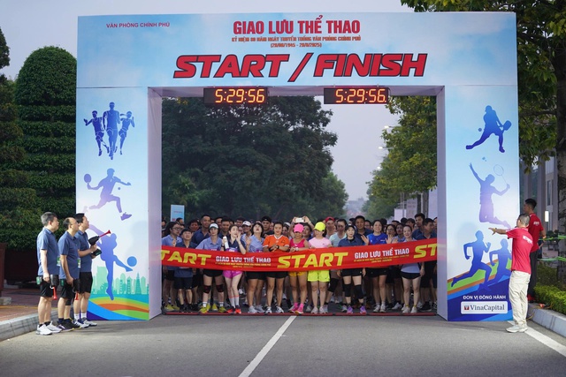 Sôi nổi giải chạy chào mừng 80 năm Ngày truyền thống Văn phòng Chính phủ- Ảnh 4. Sôi nổi giải chạy chào mừng 80 năm Ngày truyền thống Văn phòng Chính phủ- Ảnh 4.