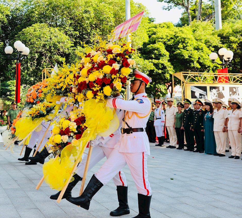 Đoàn đại biểu dâng hoa tại Tượng đài “Công an nhân dân - Vì bình yên cuộc sống”