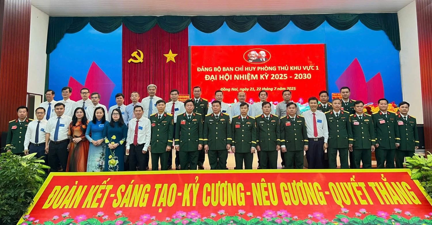 Lãnh đạo các xã, phường trong tỉnh dự đại hội chụp hình với Ban Chỉ huy PTKV1. Ảnh: ĐVCC