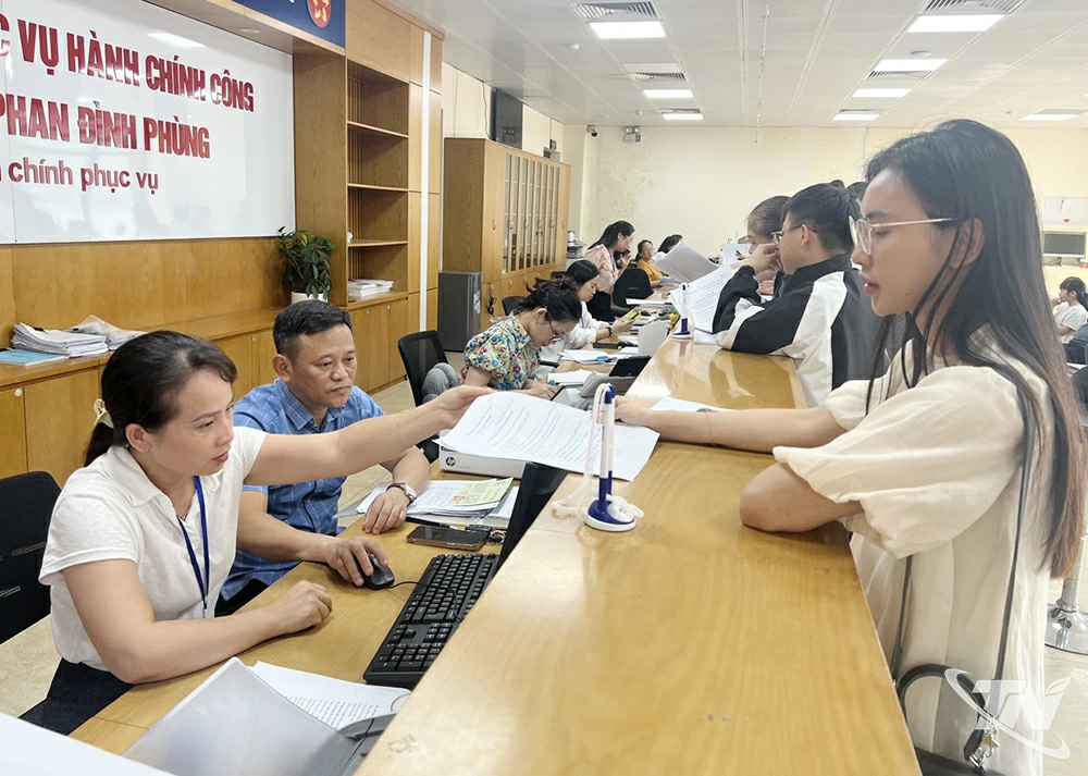   Người dân đến làm thủ tục hành chính tại phường Phan Đình Phùng được giải quyết nhanh gọn, thuận tiện.