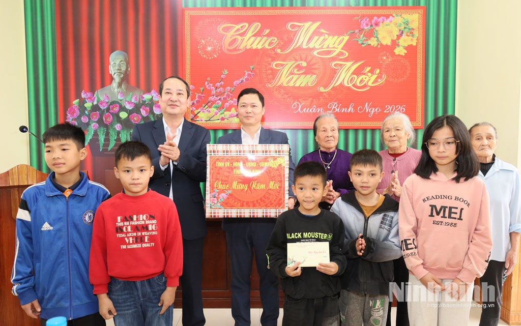 Đồng chí Mai Văn Tuất, Phó Bí thư Tỉnh ủy, Chủ tịch Ủy ban MTTQ Việt Nam tỉnh tặng quà Tết Trung tâm Bảo trợ xã hội Hà Nam (cơ sở 2) tại phường Lý Thường Kiệt.