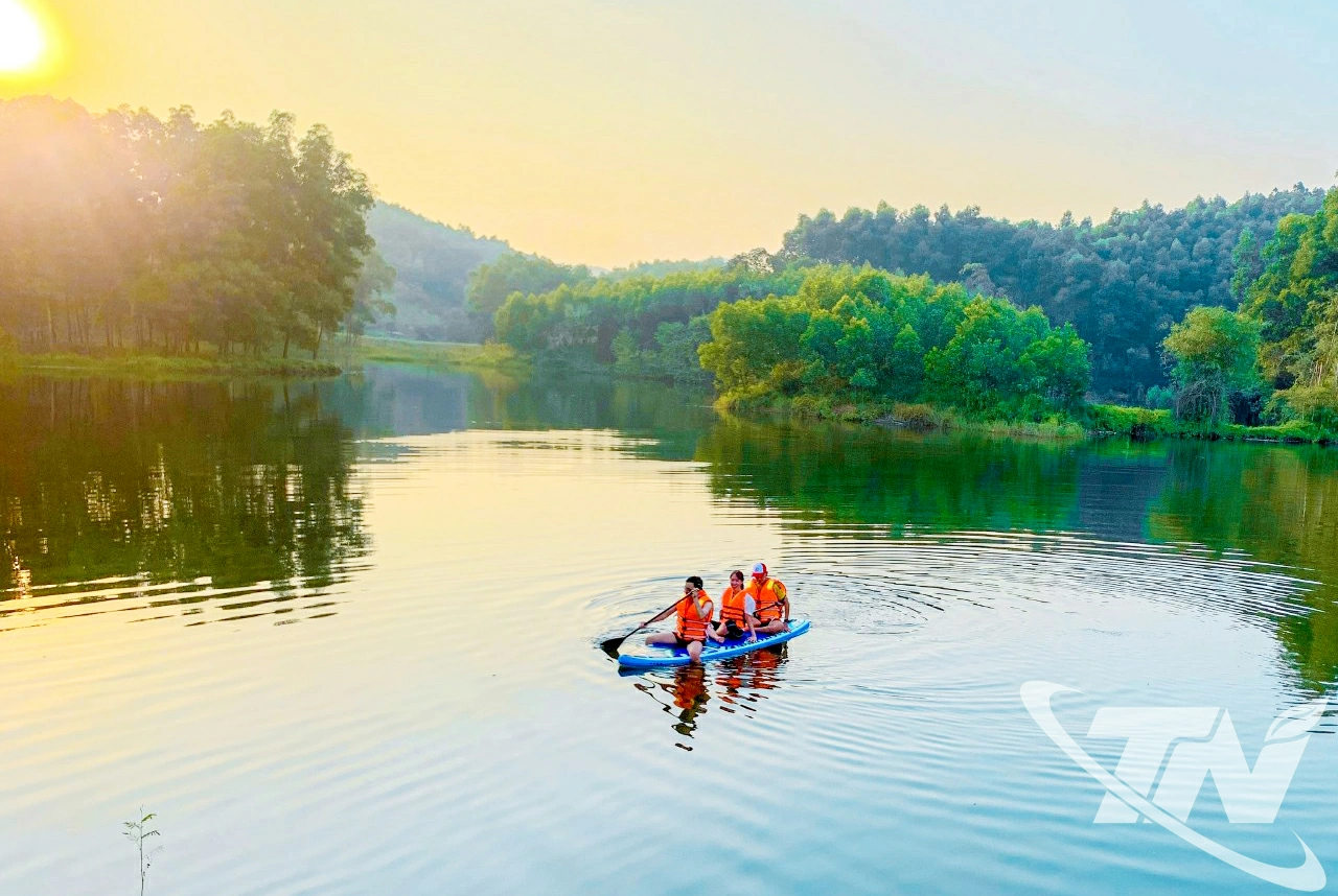 Du khách trải nghiệm chèo thuyền trên hồ Ghềnh Chè (xã Tân Cương).