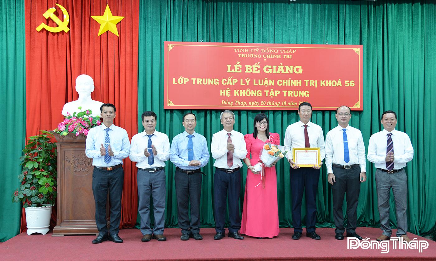 Ban Tổ chức lớp học tặng Giấy khen cho 8 học viên đã đạt thành tích tốt trong học tập và rèn luyện.