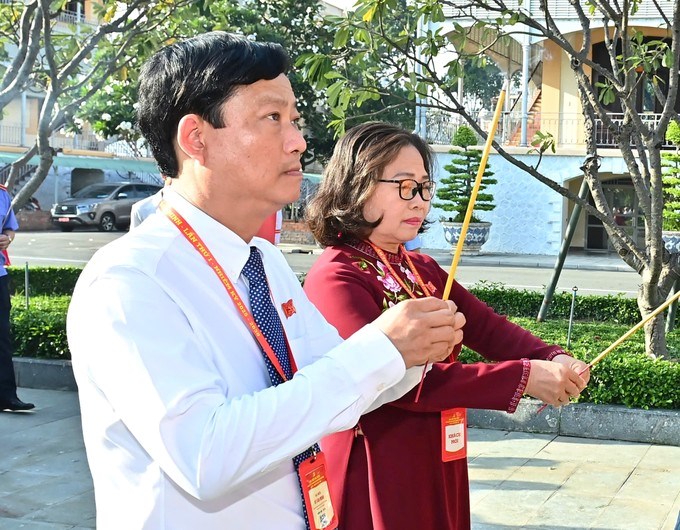 Đồng chí Võ Văn Minh dâng hương lên Bác. Ảnh: SGGP