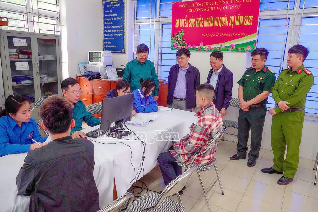 Lãnh đạo UBND phường Trà Lý kiểm tra, động viên thanh niên khám sơ tuyển nghĩa vụ quân sự.