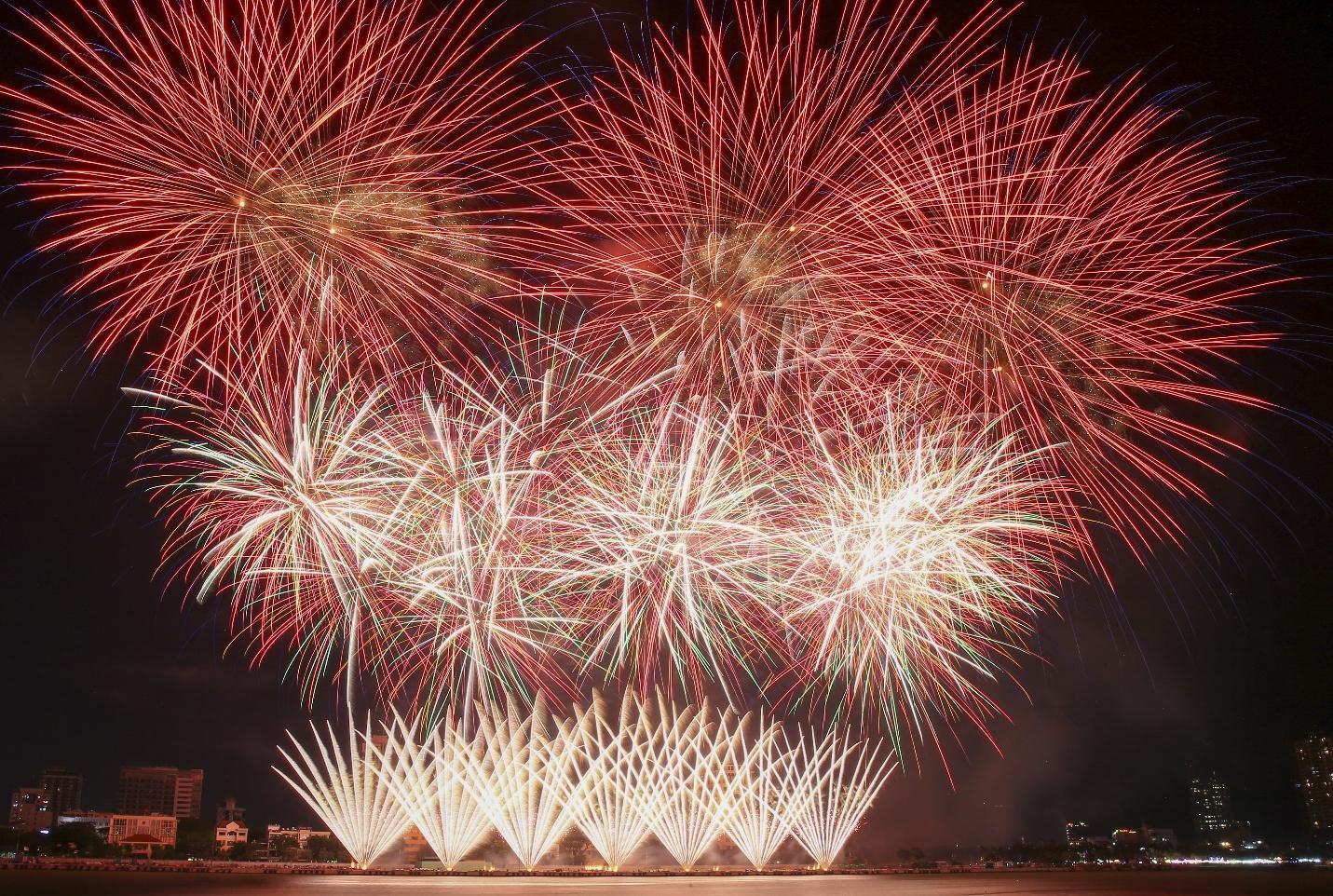 Trận địa ph&aacute;o hoa lớn chưa từng c&oacute; ở H&agrave; Nội mừng th&agrave;nh c&ocirc;ng Đại hội Đảng XIV - Ảnh 2.