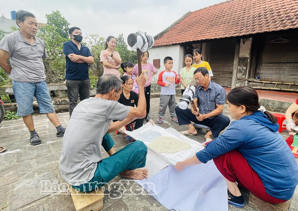 Kỹ thuật giã bánh dầy của người dân thôn Lưu Xá Nam, xã Ngự Thiên phải liên tục thể hiện sức mạnh và sự nhịp nhàng.