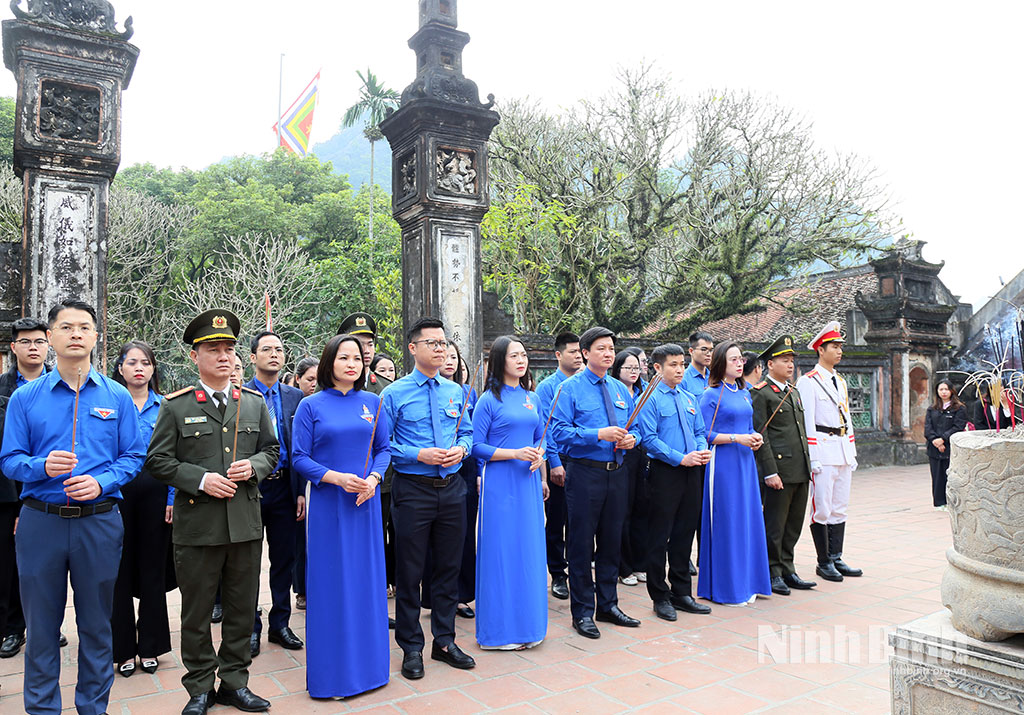 Các đại biểu dâng hương tại Đền thờ Vua Đinh Tiên Hoàng.